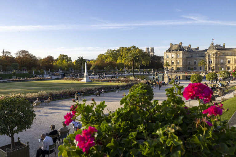 Le jardin du Luxembourg, photographié dans la galerie du site de l’hôtel.